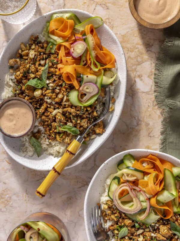 Healthy Chicken Banh Mi Bowl with pickled vegetables, rice, and creamy sriracha sauce โ gluten-free and dairy-free
