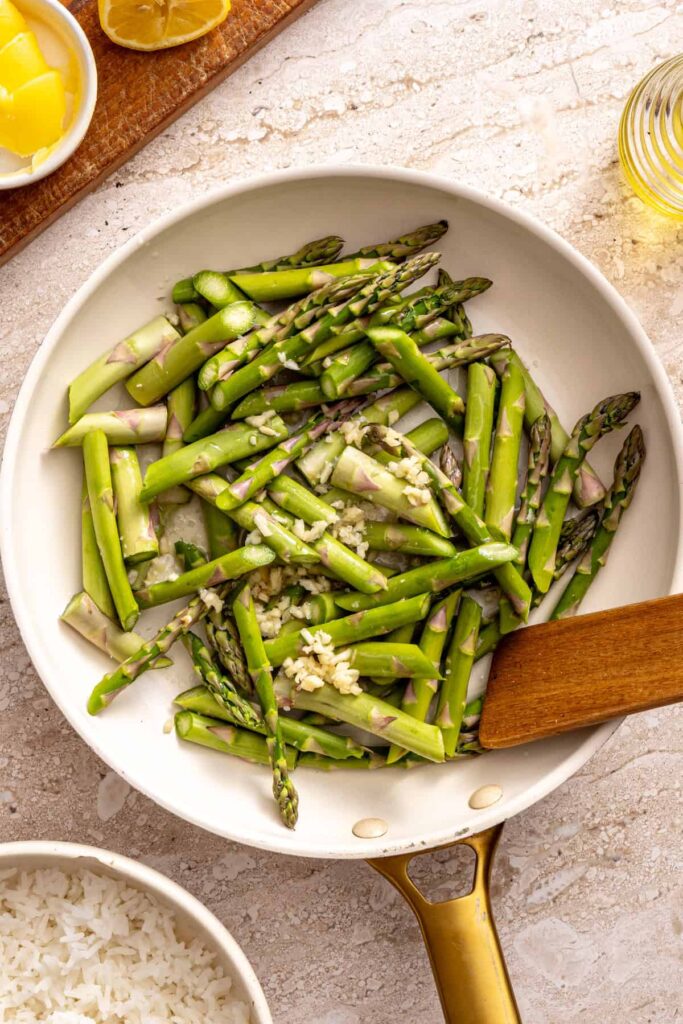Cooking asparagus with garlic and avocado oil